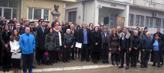 Поклон пред паметника на Левски в Босилеград Поклон пред паметника на Левски в Босилеград