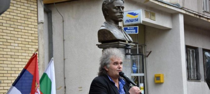 Позорно е да лъжеш пред паметника на Левски
